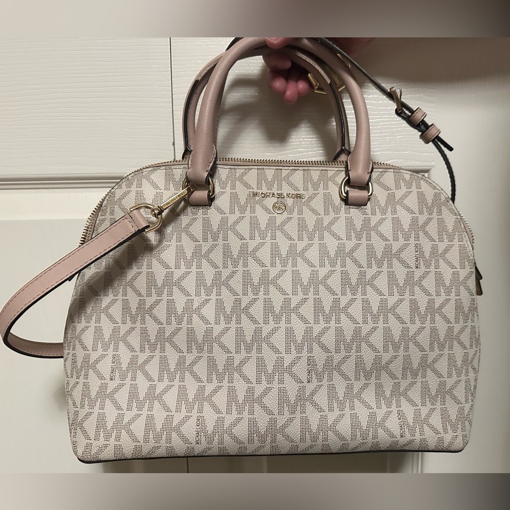 *Authentic* Michael Kors Purse Medium